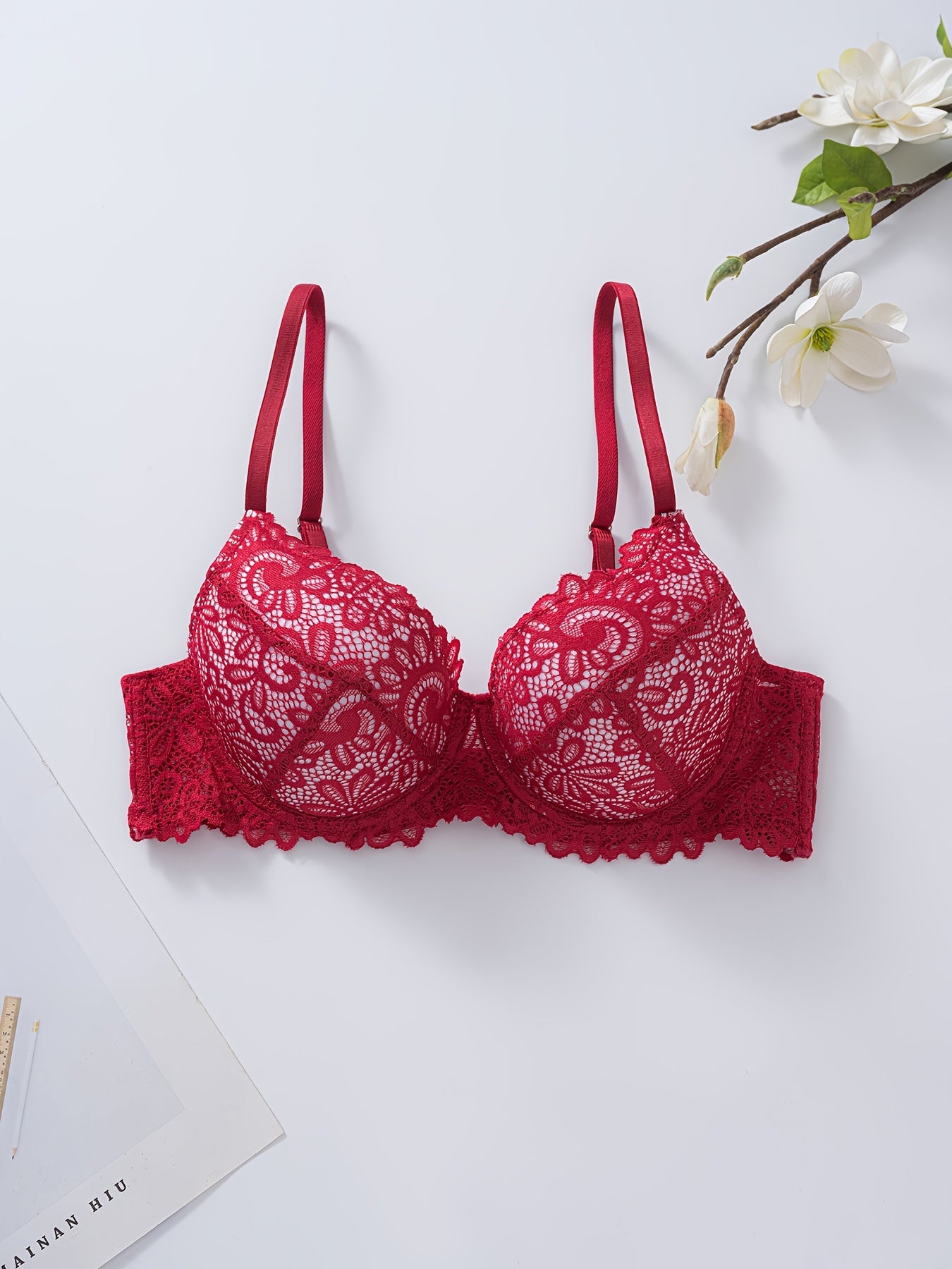 Ensemble de soutien-gorge contrasté en dentelle élégant trois pièces, confortable et respirant, parfait pour les tenues de la Saint-Valentin et de Noël