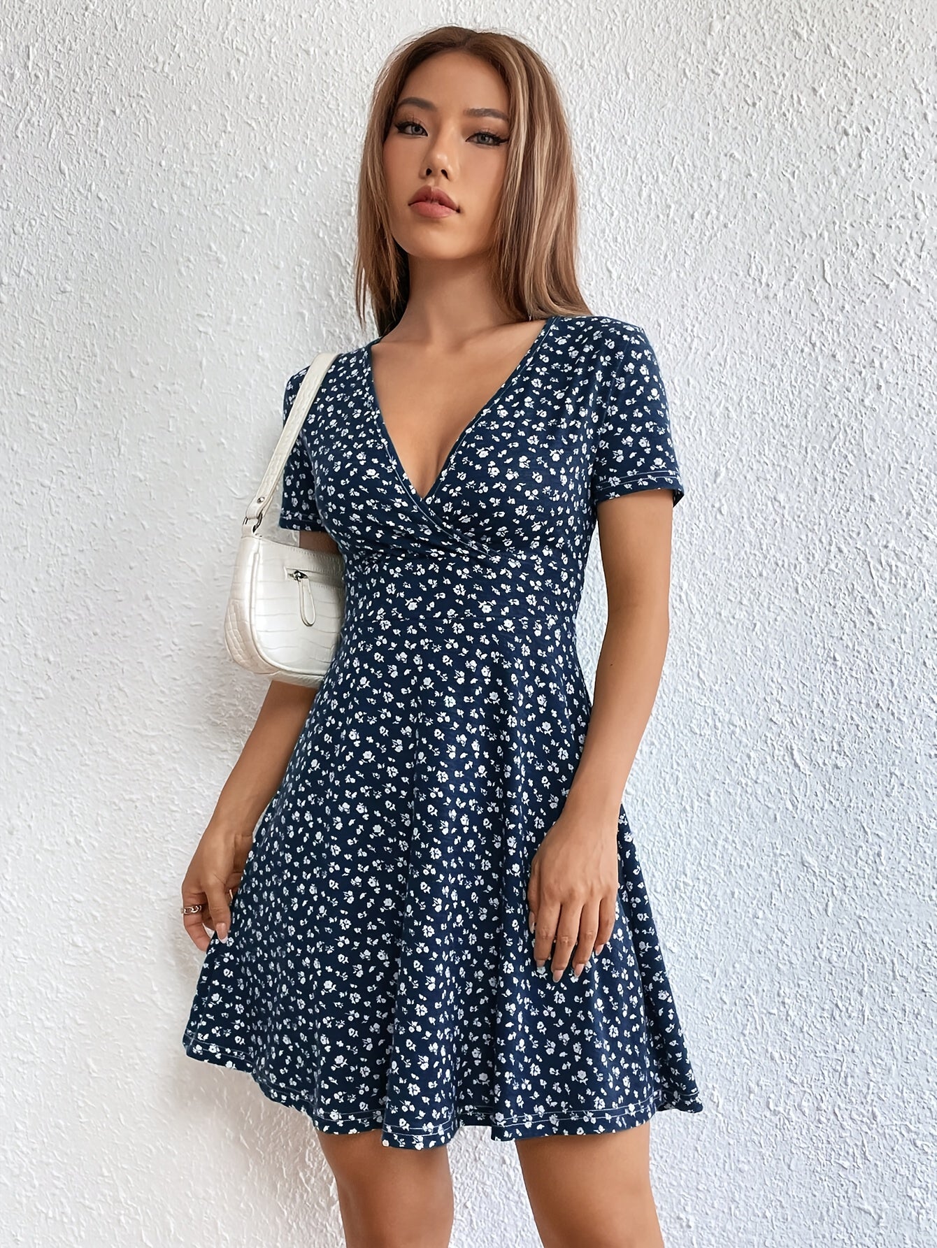 Robe midi chic à col en V à imprimé floral avec ourlet évasé, tissu en tricot de polyester, manches courtes régulières, détail croisé sur le devant, silhouette ajustée et évasée, robe d’été pour adultes - sans ceinture ni coussin de poitrine