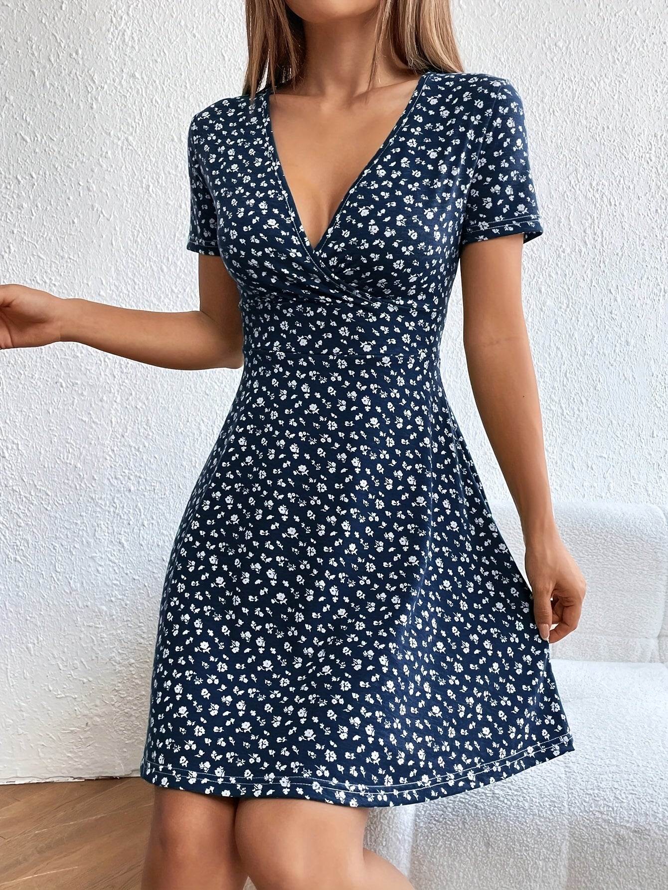 Robe midi chic à col en V à imprimé floral avec ourlet évasé, tissu en tricot de polyester, manches courtes régulières, détail croisé sur le devant, silhouette ajustée et évasée, robe d’été pour adultes - sans ceinture ni coussin de poitrine