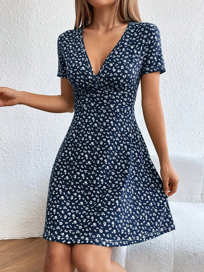 Robe midi chic à col en V à imprimé floral avec ourlet évasé, tissu en tricot de polyester, manches courtes régulières, détail croisé sur le devant, silhouette ajustée et évasée, robe d’été pour adultes - sans ceinture ni coussin de poitrine