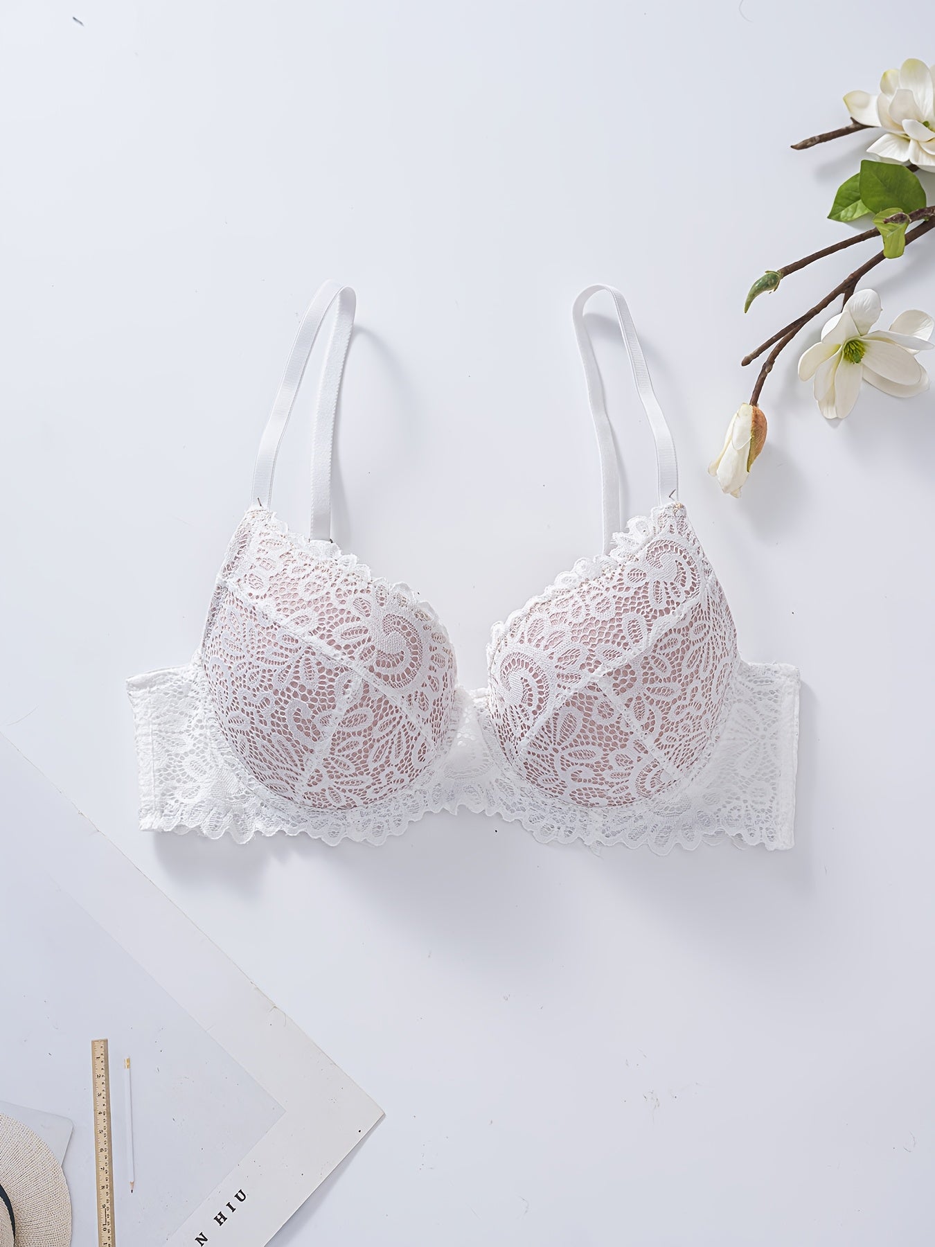 Ensemble de soutien-gorge contrasté en dentelle élégant trois pièces, confortable et respirant, parfait pour les tenues de la Saint-Valentin et de Noël