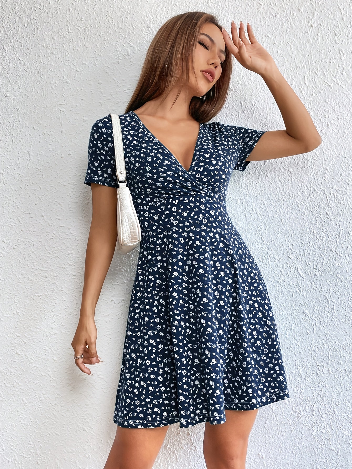 Robe midi chic à col en V à imprimé floral avec ourlet évasé, tissu en tricot de polyester, manches courtes régulières, détail croisé sur le devant, silhouette ajustée et évasée, robe d’été pour adultes - sans ceinture ni coussin de poitrine