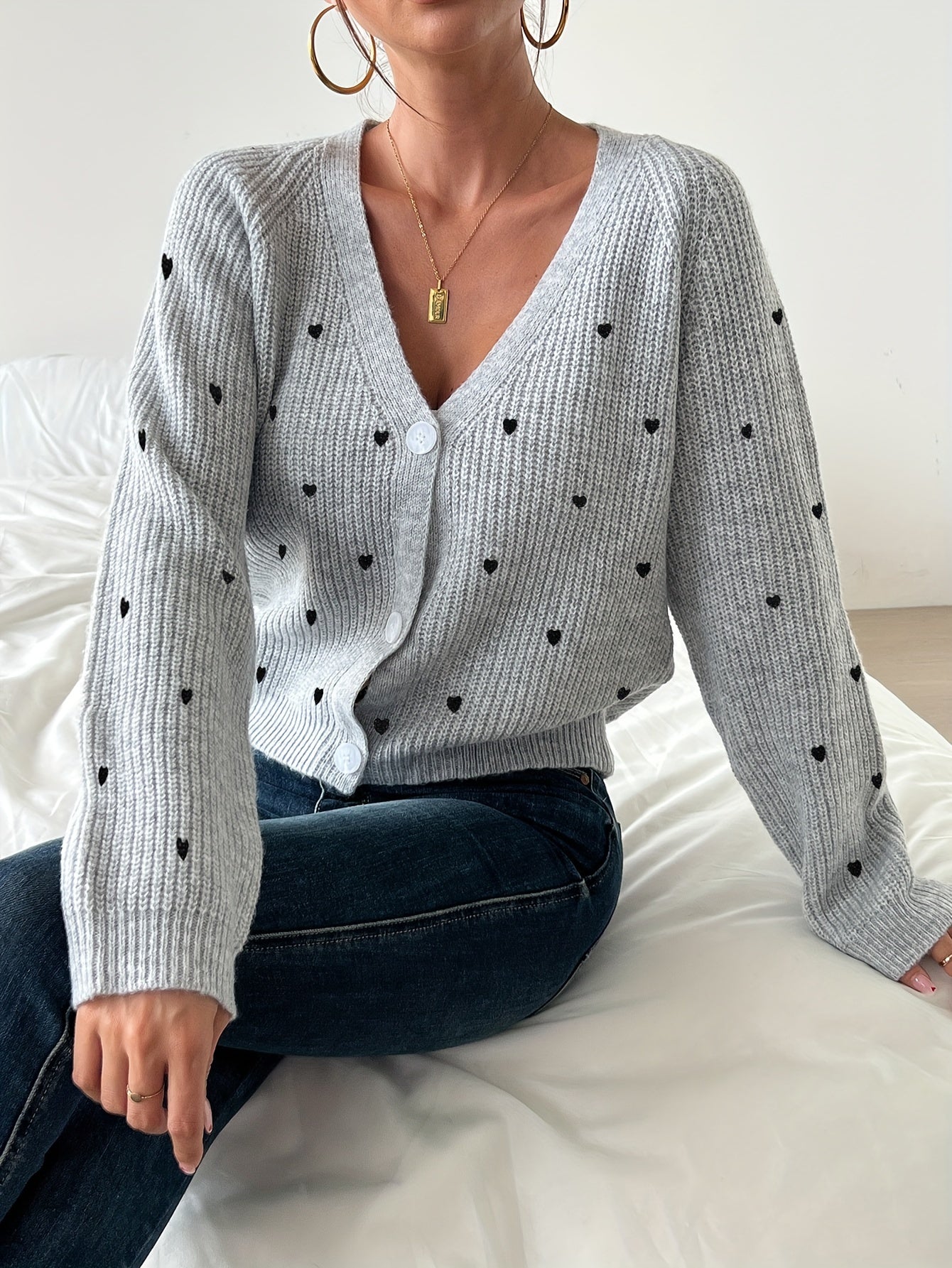 Élégant cardigan en tricot à col en V pour femme avec motif de cœur brodé, manches longues, longueur courte, polyester, pull mode toutes saisons