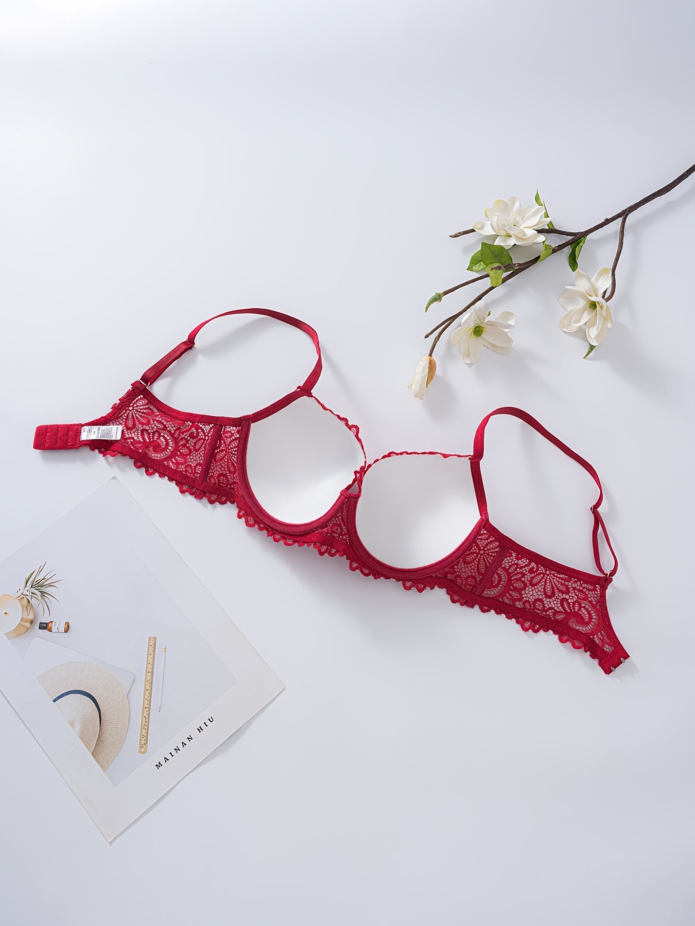 Ensemble de soutien-gorge contrasté en dentelle élégant trois pièces, confortable et respirant, parfait pour les tenues de la Saint-Valentin et de Noël