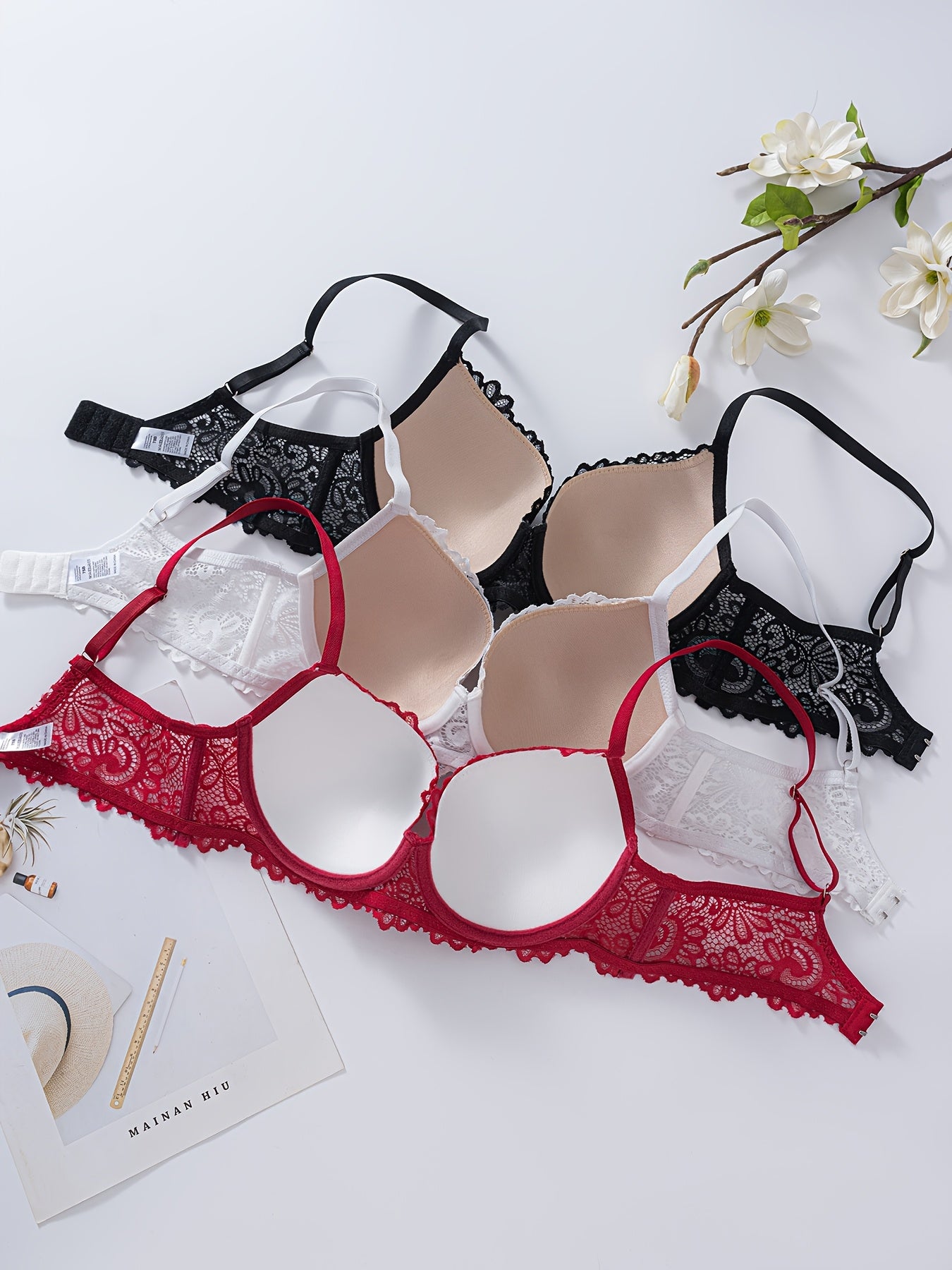 Ensemble de soutien-gorge contrasté en dentelle élégant trois pièces, confortable et respirant, parfait pour les tenues de la Saint-Valentin et de Noël