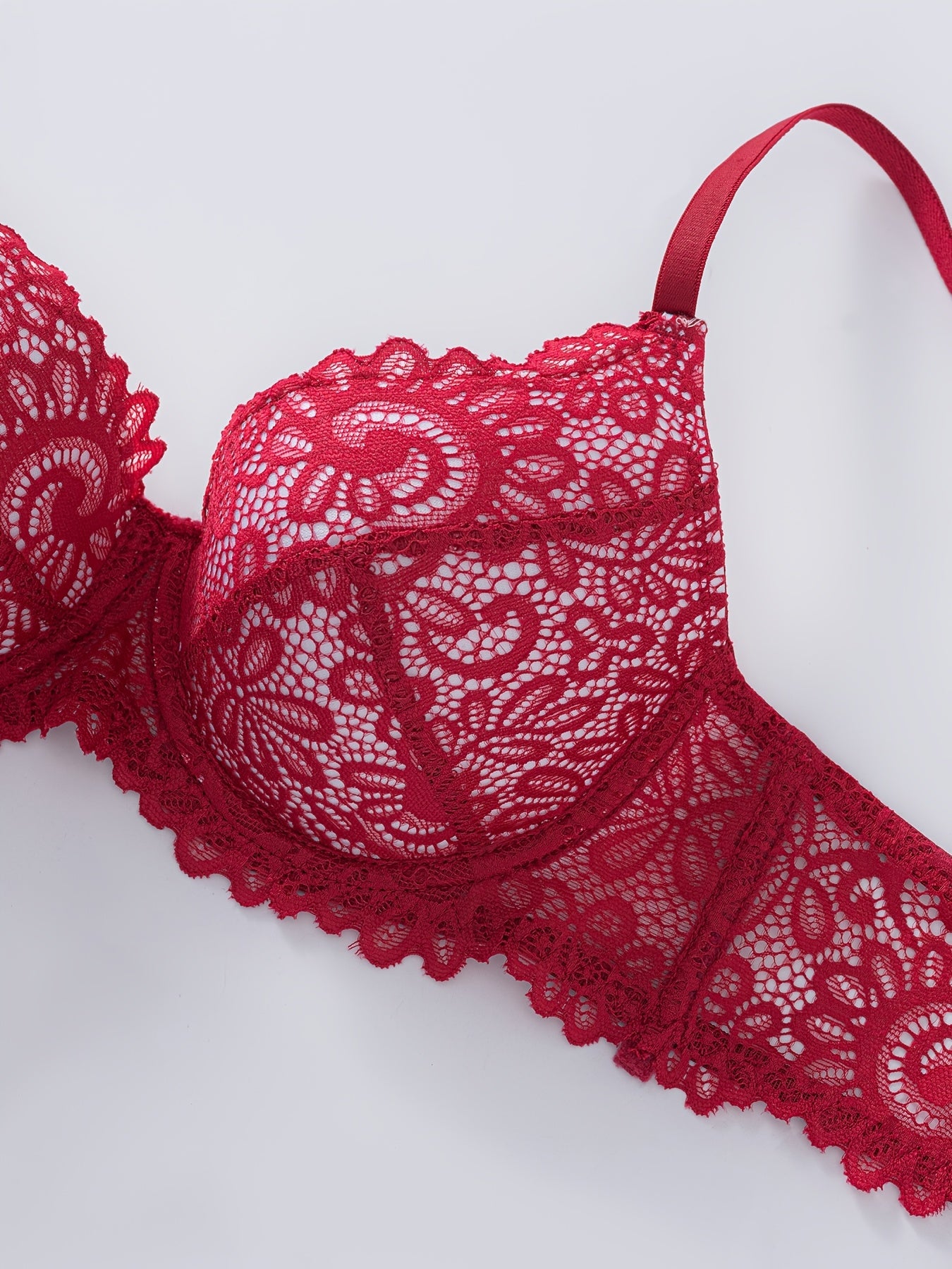 Ensemble de soutien-gorge contrasté en dentelle élégant trois pièces, confortable et respirant, parfait pour les tenues de la Saint-Valentin et de Noël