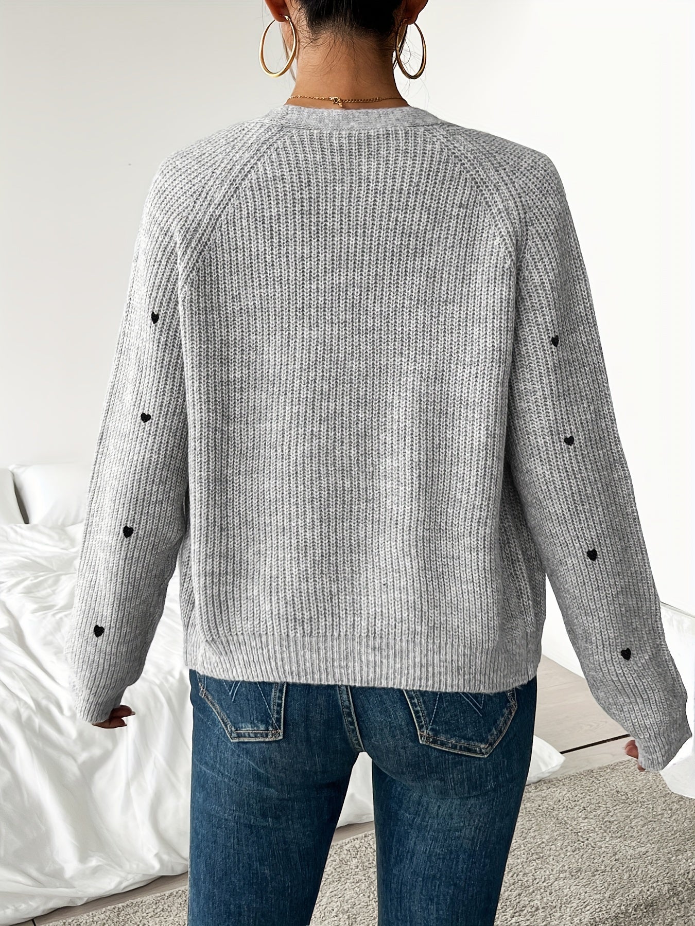 Élégant cardigan en tricot à col en V pour femme avec motif de cœur brodé, manches longues, longueur courte, polyester, pull mode toutes saisons