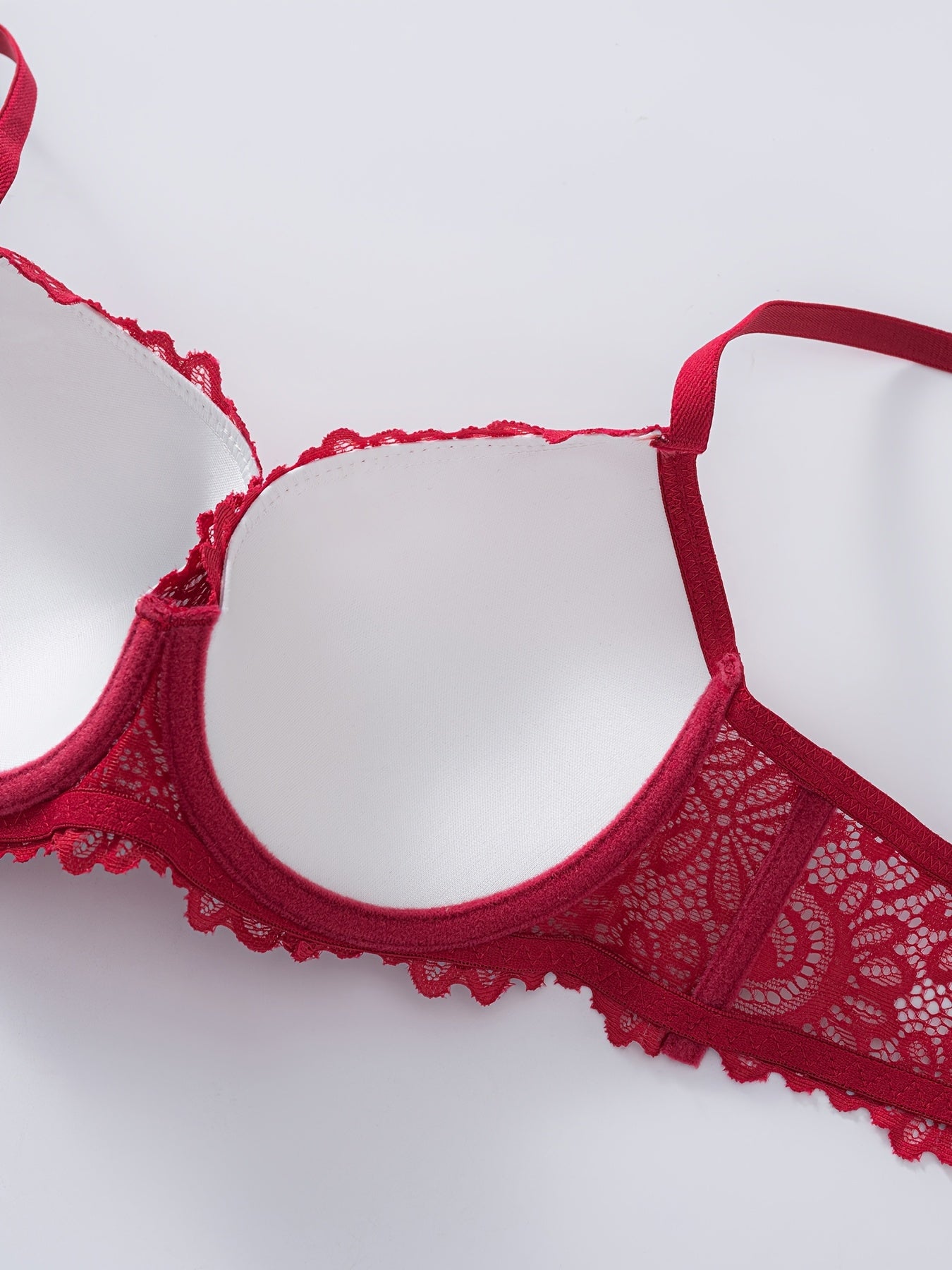 Ensemble de soutien-gorge contrasté en dentelle élégant trois pièces, confortable et respirant, parfait pour les tenues de la Saint-Valentin et de Noël