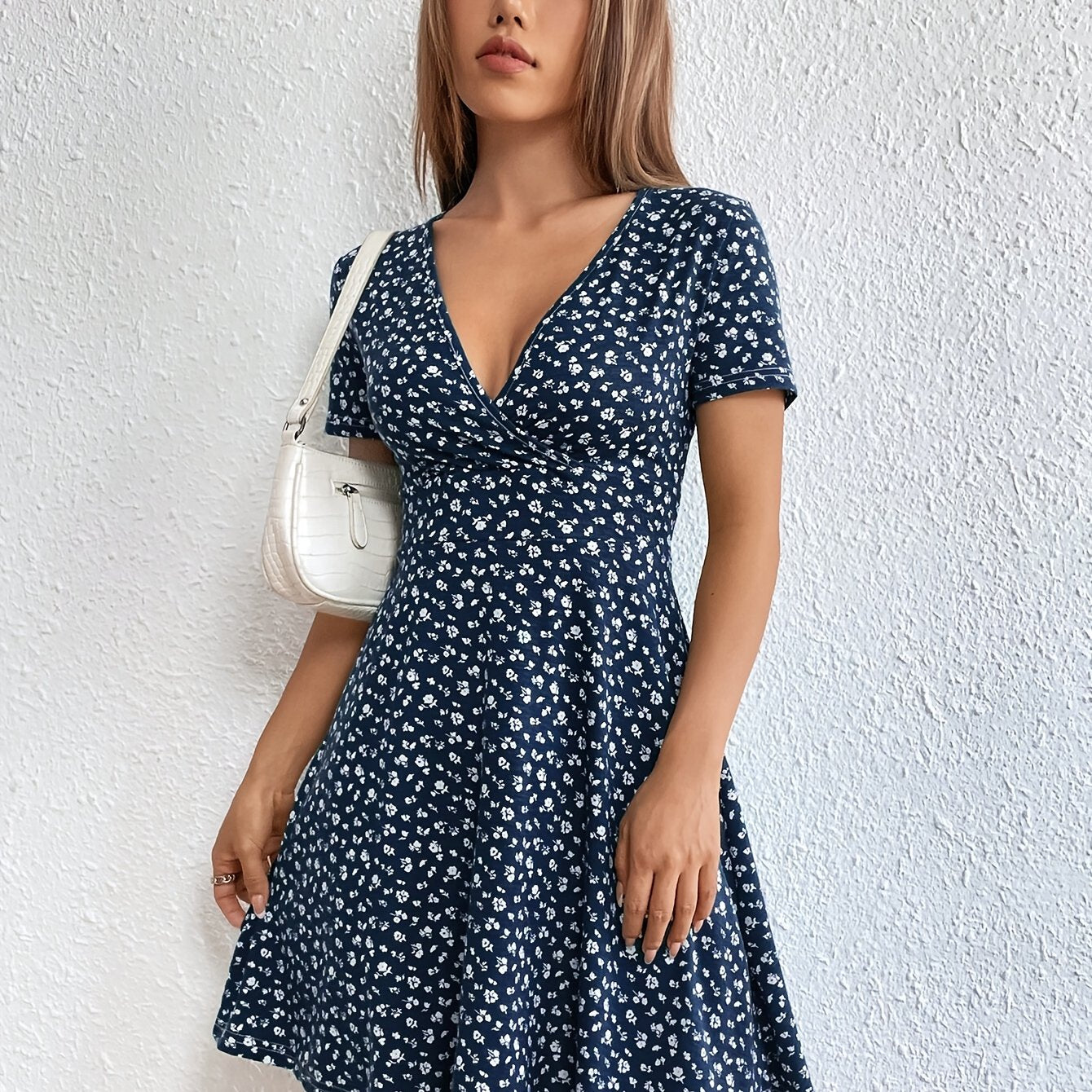 Robe midi chic à col en V à imprimé floral avec ourlet évasé, tissu en tricot de polyester, manches courtes régulières, détail croisé sur le devant, silhouette ajustée et évasée, robe d’été pour adultes - sans ceinture ni coussin de poitrine