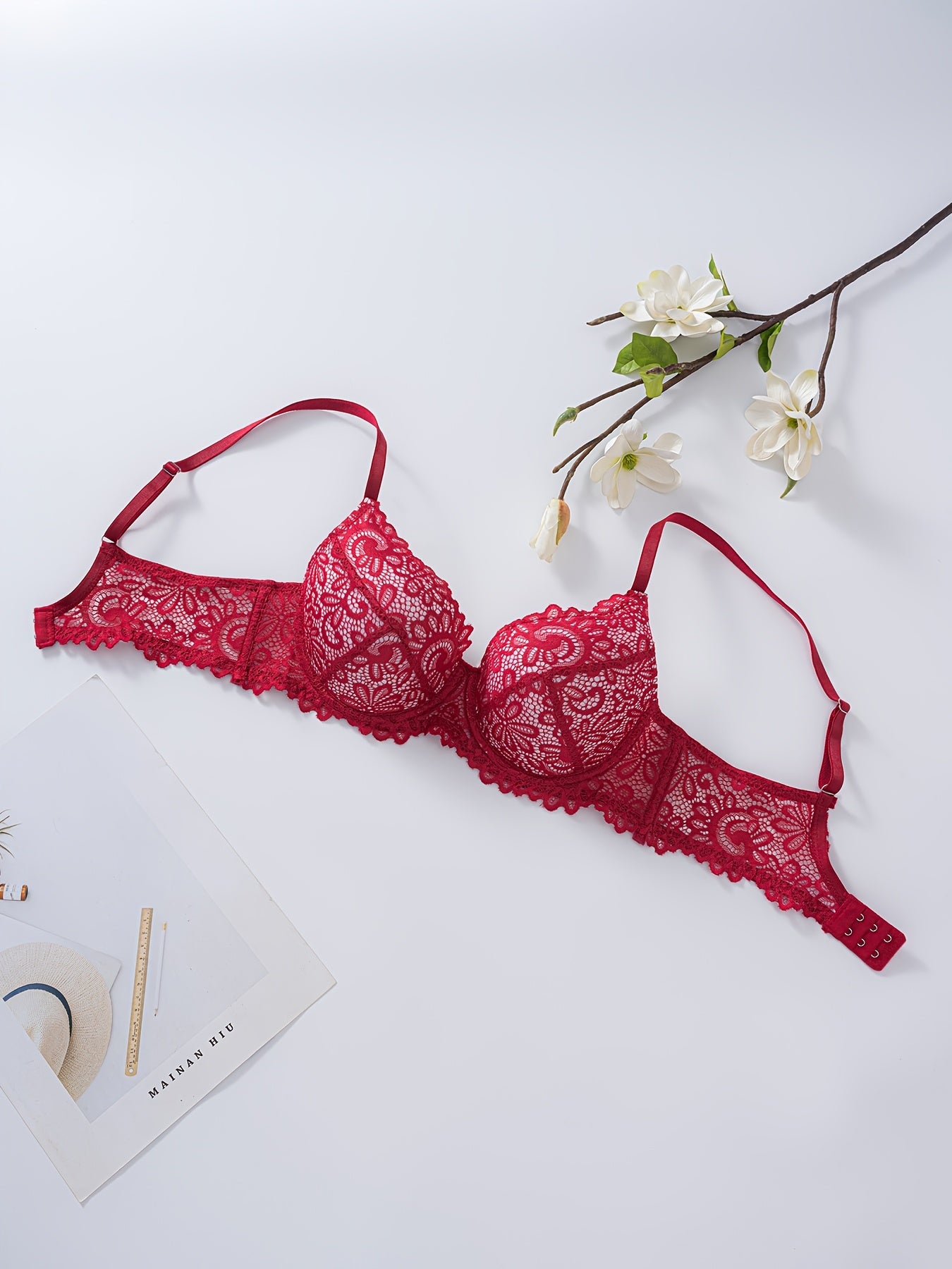 Ensemble de soutien-gorge contrasté en dentelle élégant trois pièces, confortable et respirant, parfait pour les tenues de la Saint-Valentin et de Noël