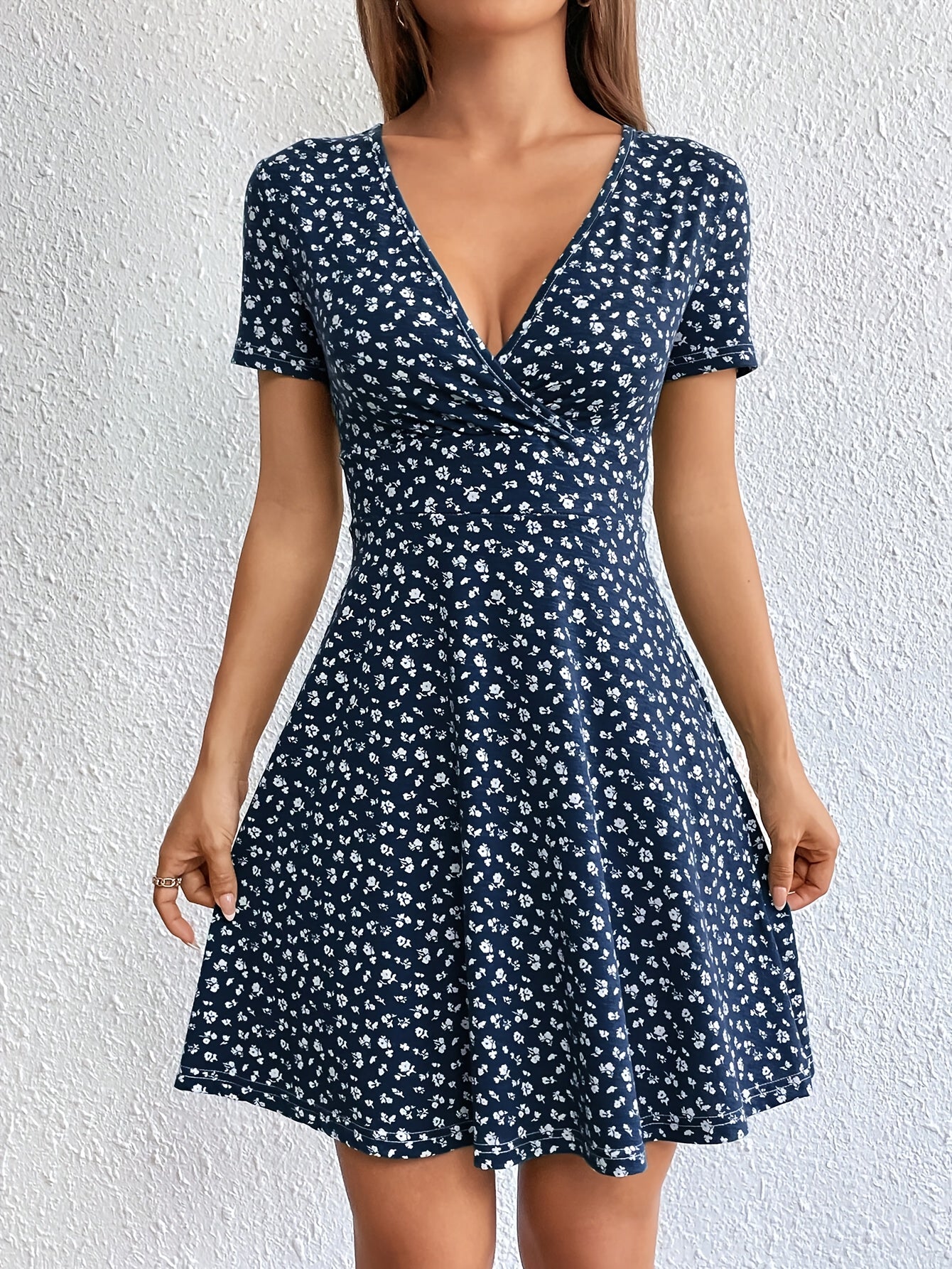 Robe midi chic à col en V à imprimé floral avec ourlet évasé, tissu en tricot de polyester, manches courtes régulières, détail croisé sur le devant, silhouette ajustée et évasée, robe d’été pour adultes - sans ceinture ni coussin de poitrine