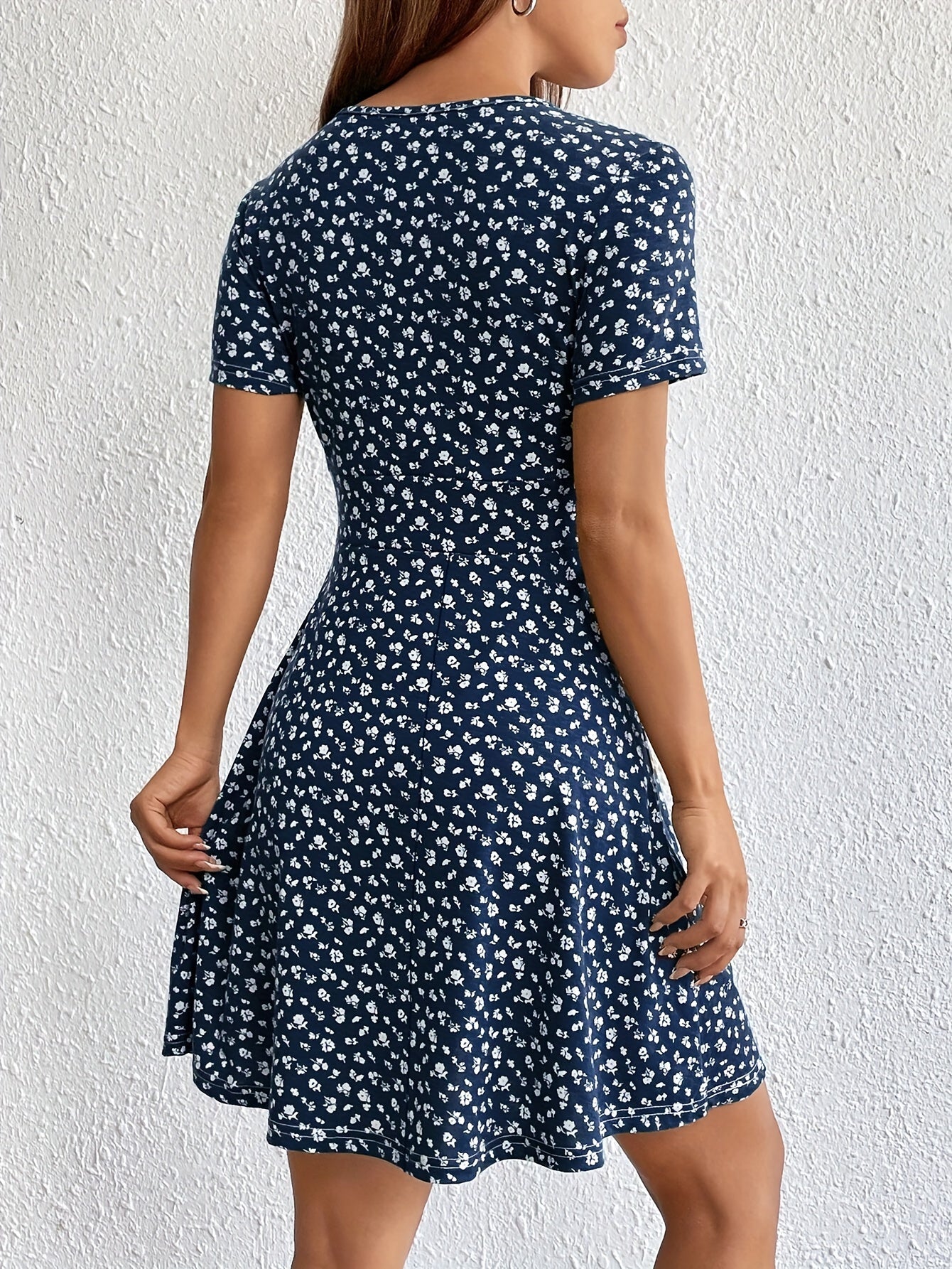 Robe midi chic à col en V à imprimé floral avec ourlet évasé, tissu en tricot de polyester, manches courtes régulières, détail croisé sur le devant, silhouette ajustée et évasée, robe d’été pour adultes - sans ceinture ni coussin de poitrine